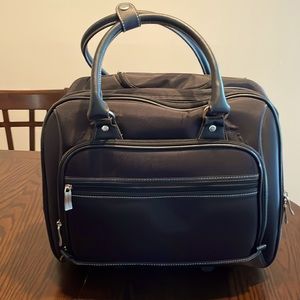 Embark romping laptop bag. Black.